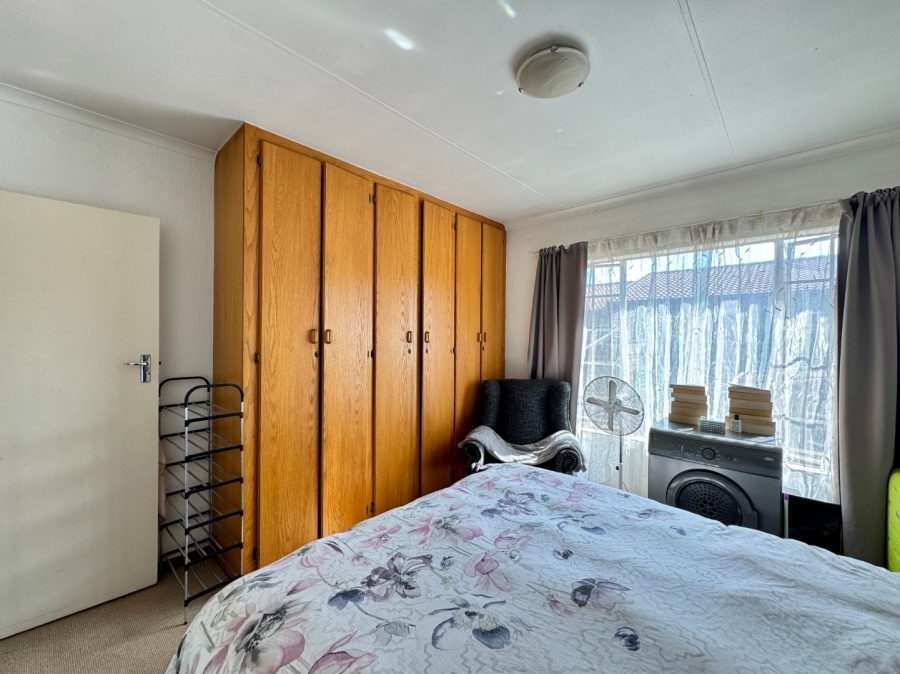 2 Bedroom Property for Sale in Rooihuiskraal North Gauteng