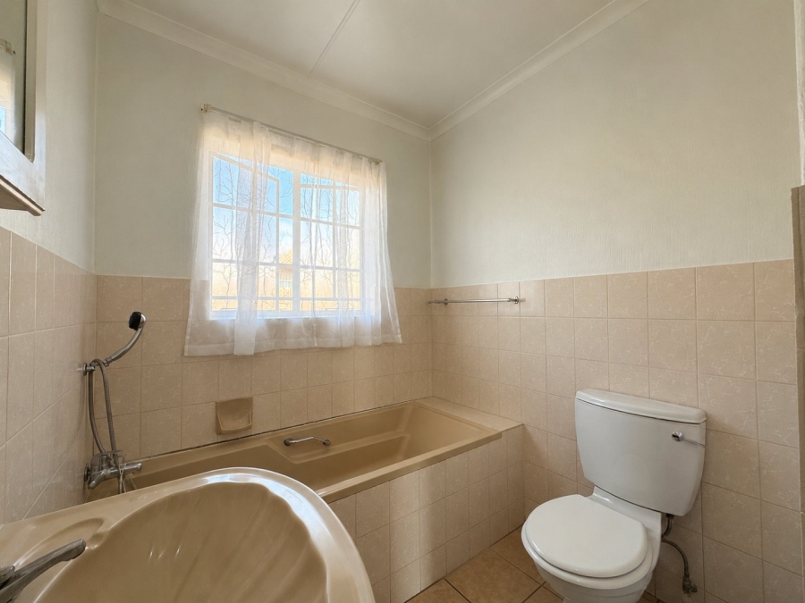 2 Bedroom Property for Sale in Rooihuiskraal North Gauteng