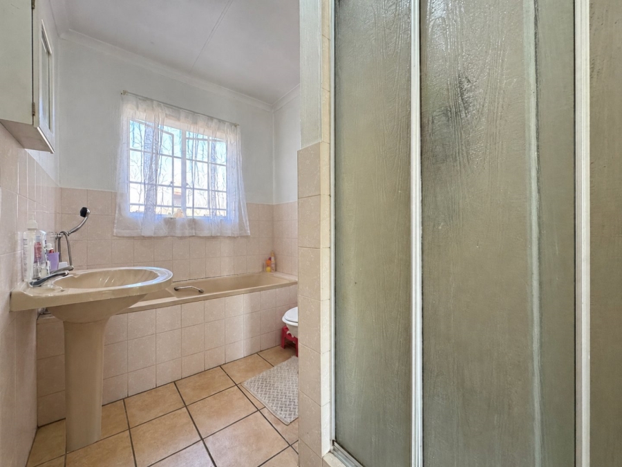 2 Bedroom Property for Sale in Rooihuiskraal North Gauteng