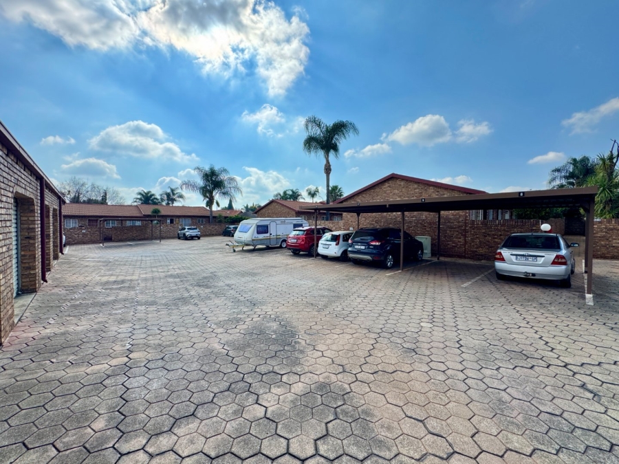 2 Bedroom Property for Sale in Rooihuiskraal North Gauteng