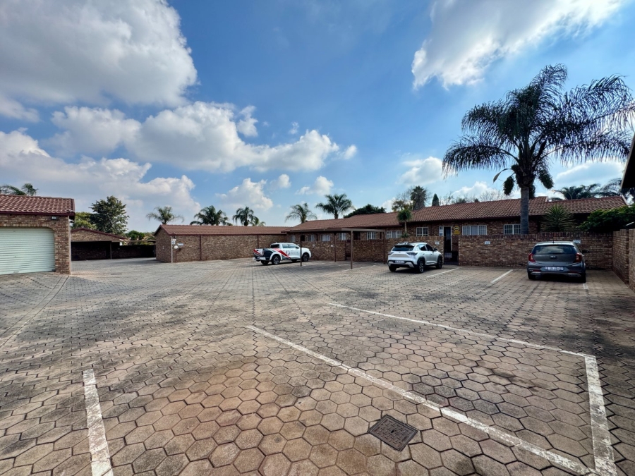 2 Bedroom Property for Sale in Rooihuiskraal North Gauteng