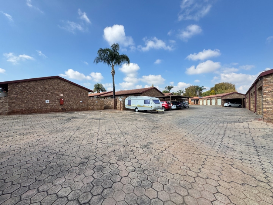 2 Bedroom Property for Sale in Rooihuiskraal North Gauteng