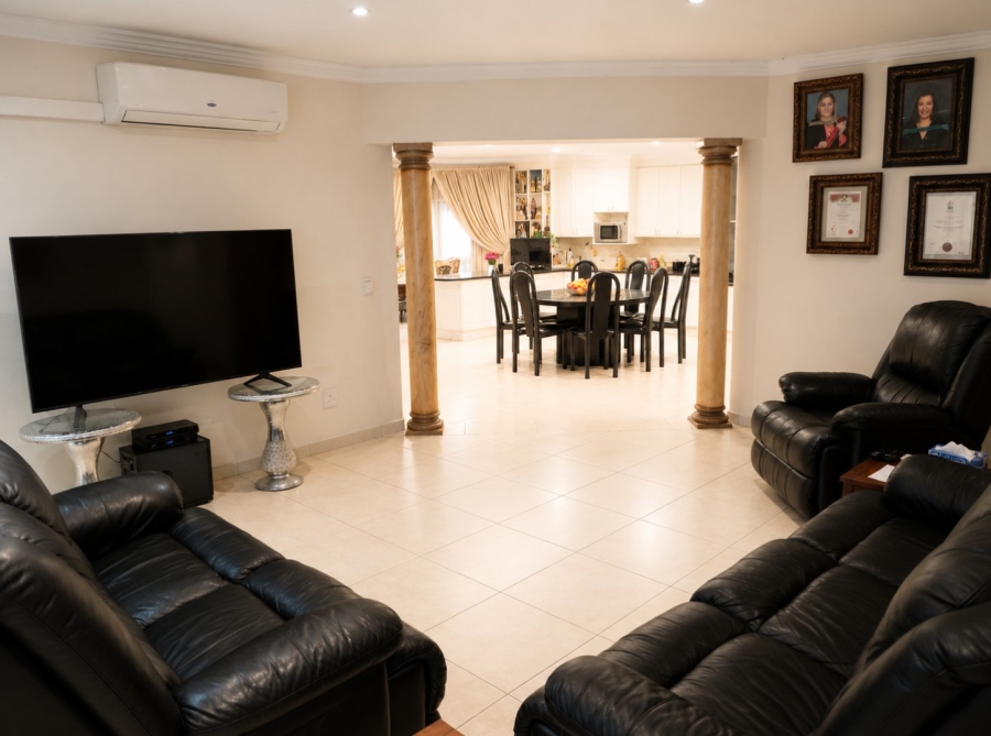 To Let 4 Bedroom Property for Rent in Glenvista Gauteng