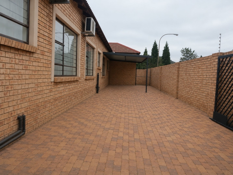 To Let 4 Bedroom Property for Rent in Glenvista Gauteng