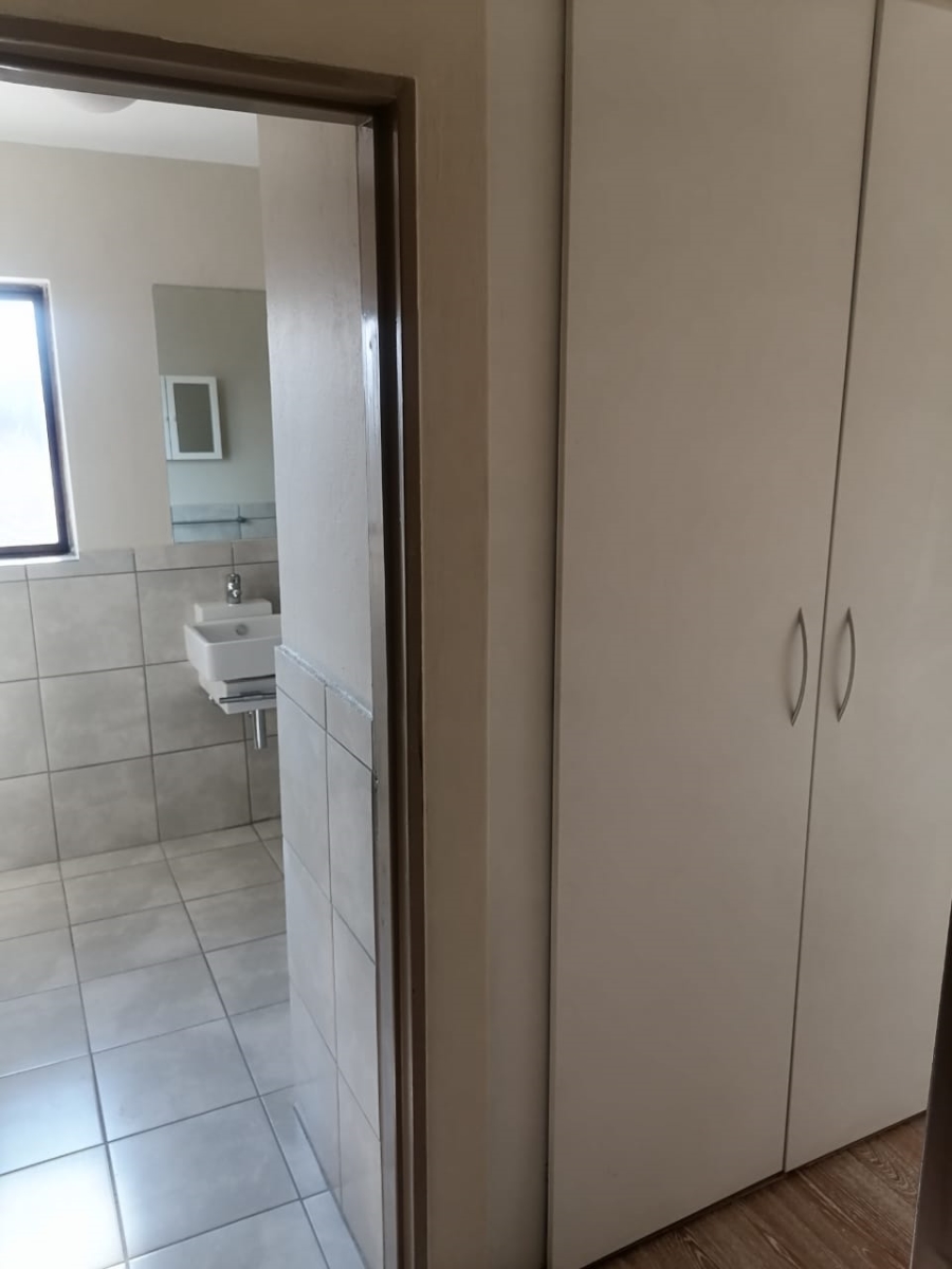 To Let 2 Bedroom Property for Rent in Vorna Valley Gauteng