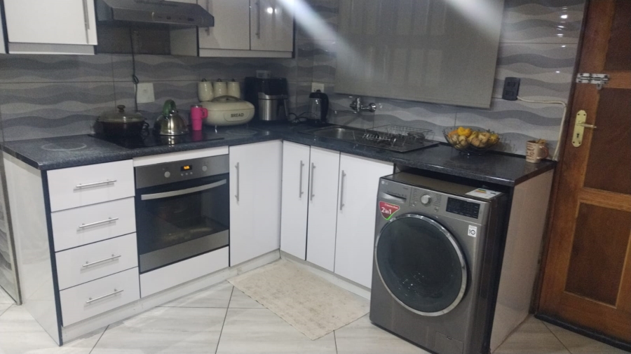 3 Bedroom Property for Sale in Etwatwa Gauteng
