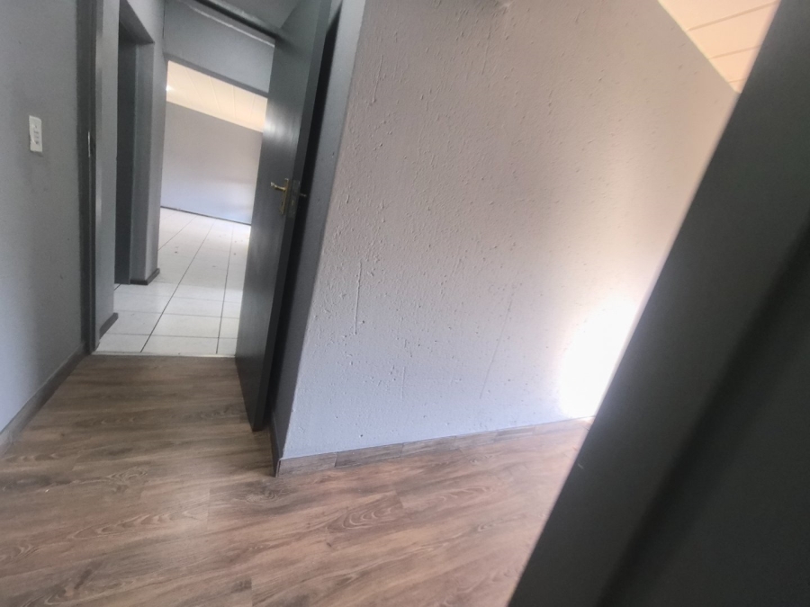 To Let 3 Bedroom Property for Rent in Lakefield Gauteng