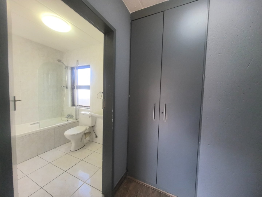 To Let 3 Bedroom Property for Rent in Lakefield Gauteng
