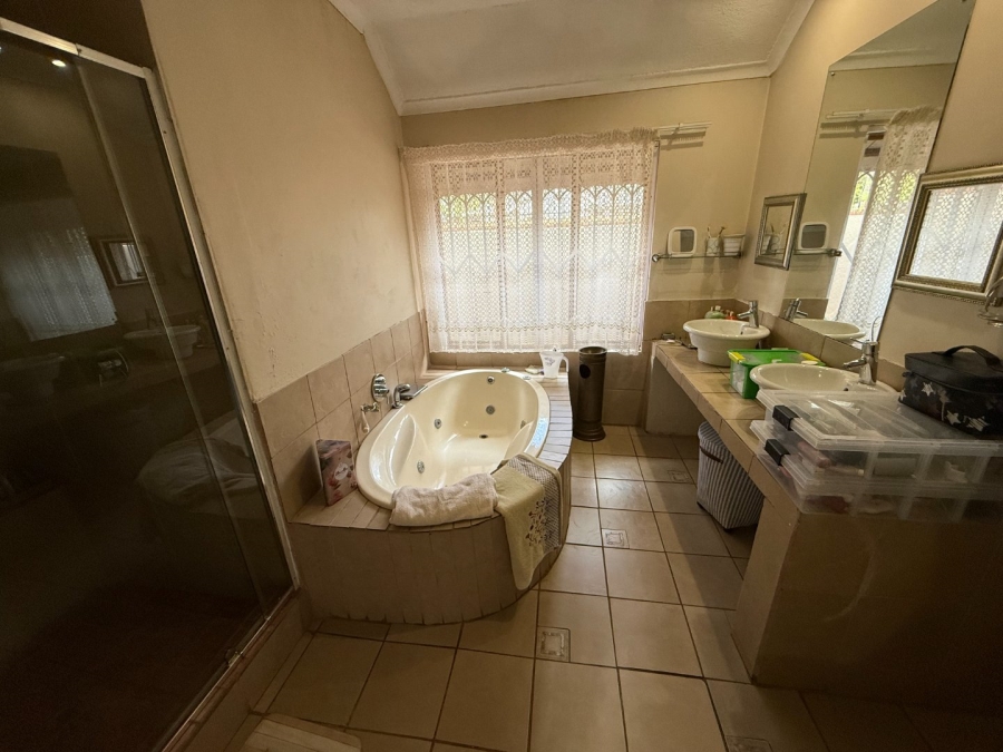 5 Bedroom Property for Sale in Eldoraigne Gauteng