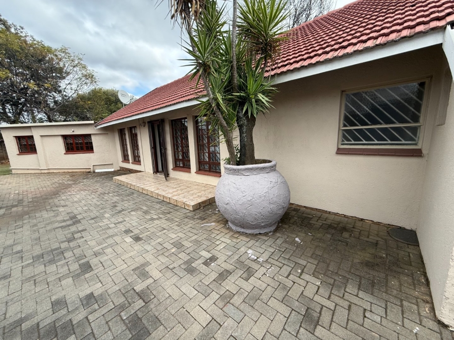 5 Bedroom Property for Sale in Eldoraigne Gauteng
