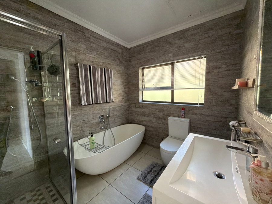 6 Bedroom Property for Sale in Meyersdal Gauteng