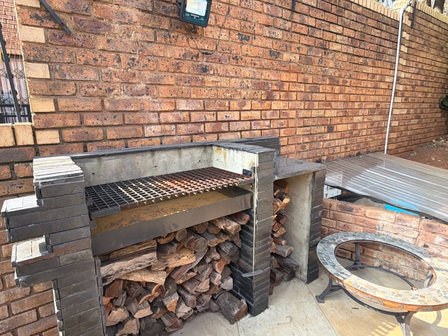 6 Bedroom Property for Sale in Meyersdal Gauteng