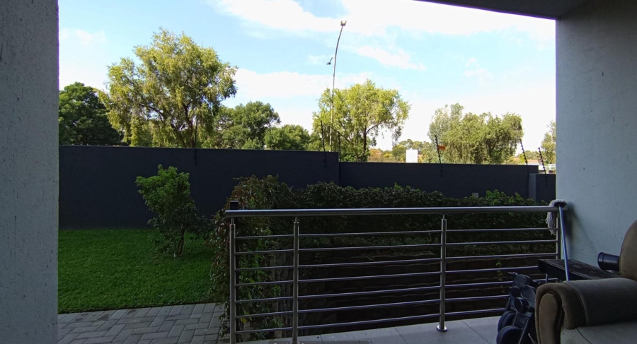 2 Bedroom Property for Sale in Die Hoewes Gauteng