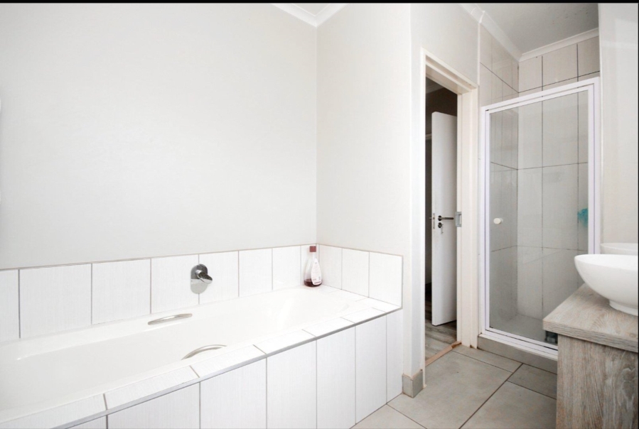 To Let 3 Bedroom Property for Rent in Blue Hills Gauteng