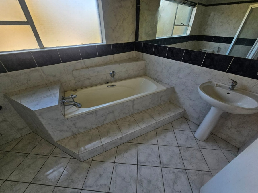 To Let 4 Bedroom Property for Rent in Eldoraigne Gauteng