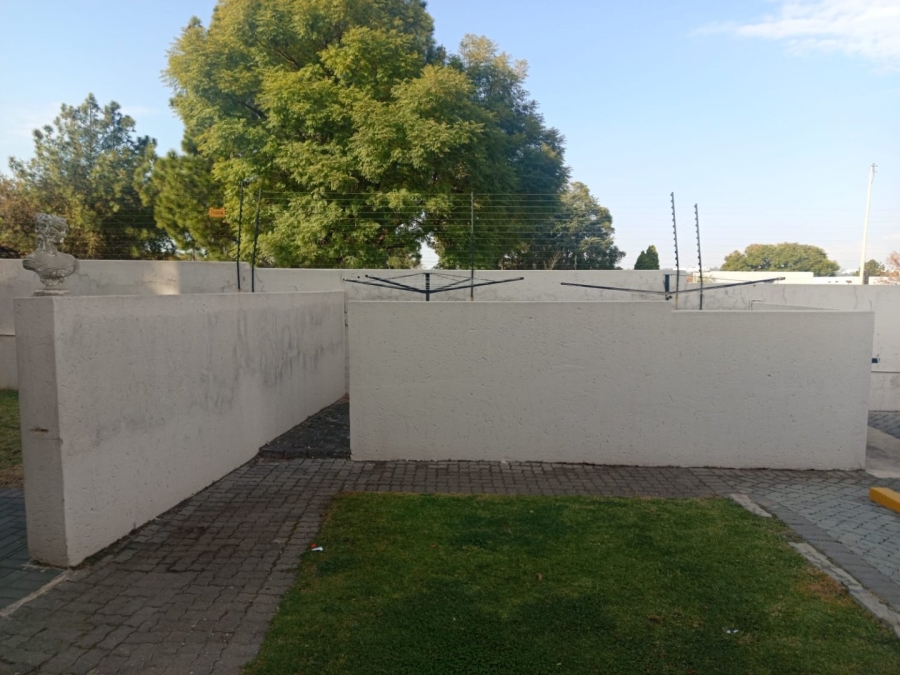 To Let 2 Bedroom Property for Rent in Vorna Valley Gauteng