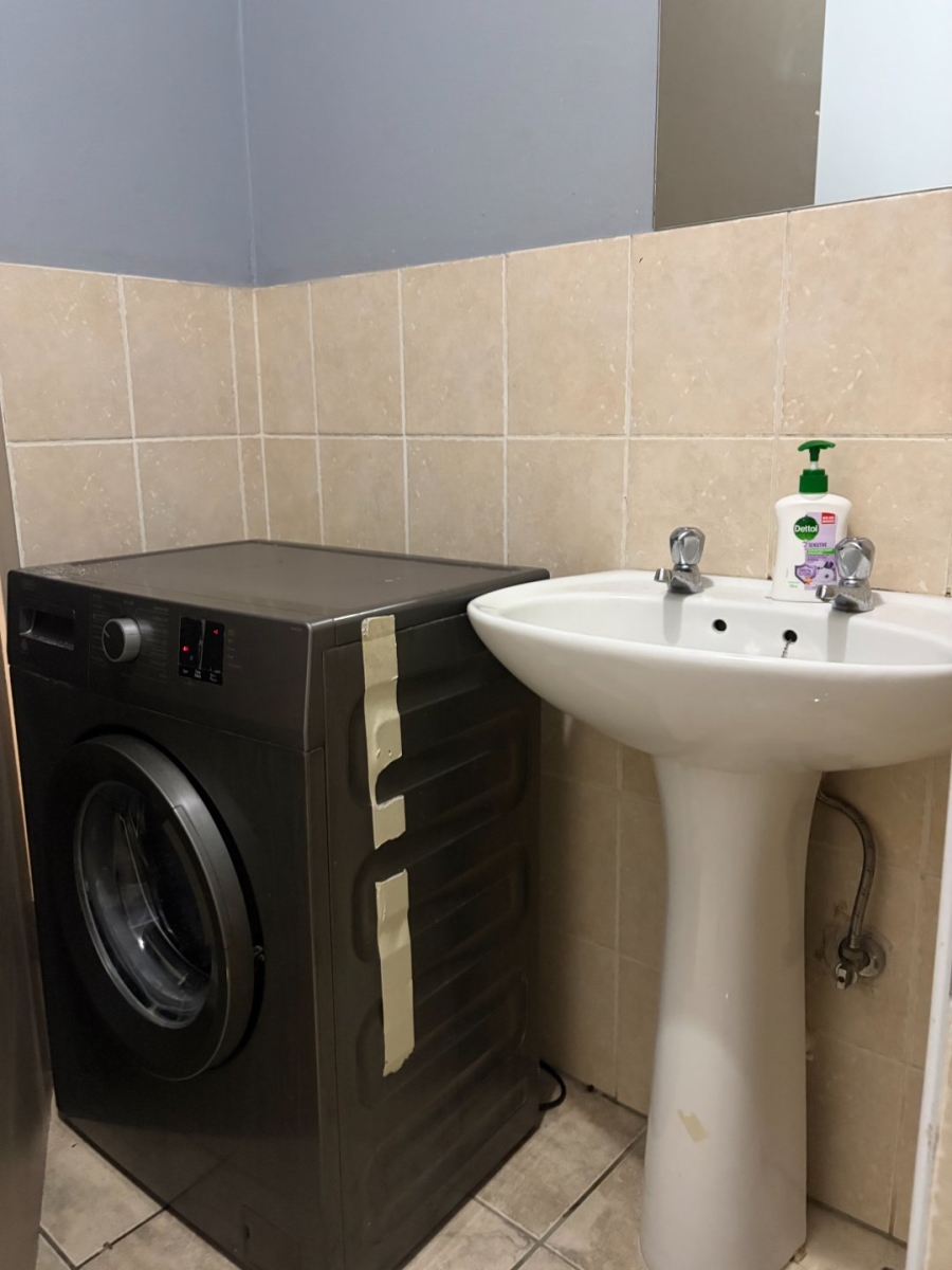 To Let 2 Bedroom Property for Rent in Grand Central Gauteng