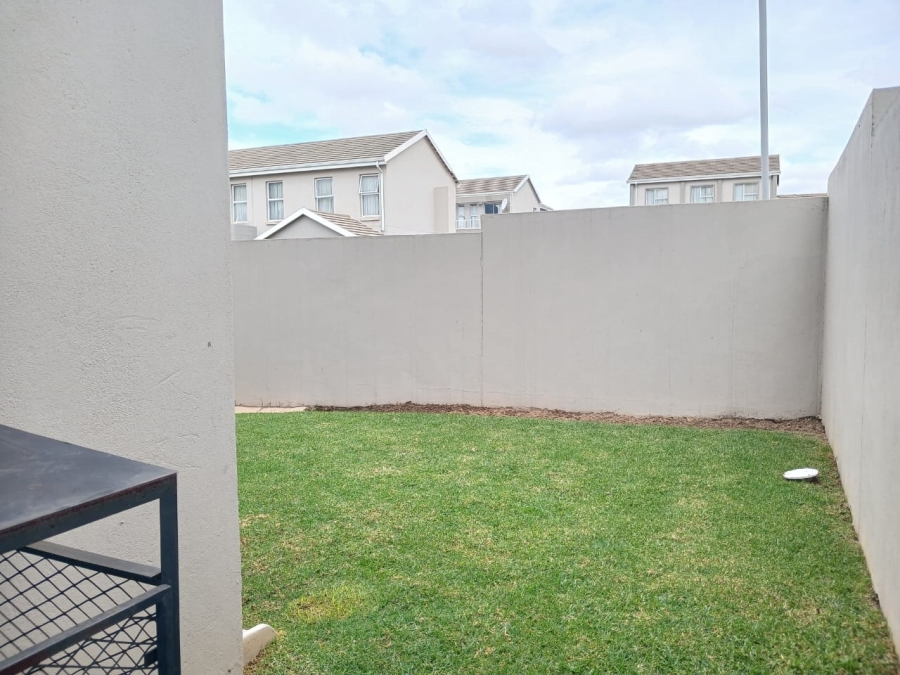 To Let 3 Bedroom Property for Rent in Blue Hills Gauteng