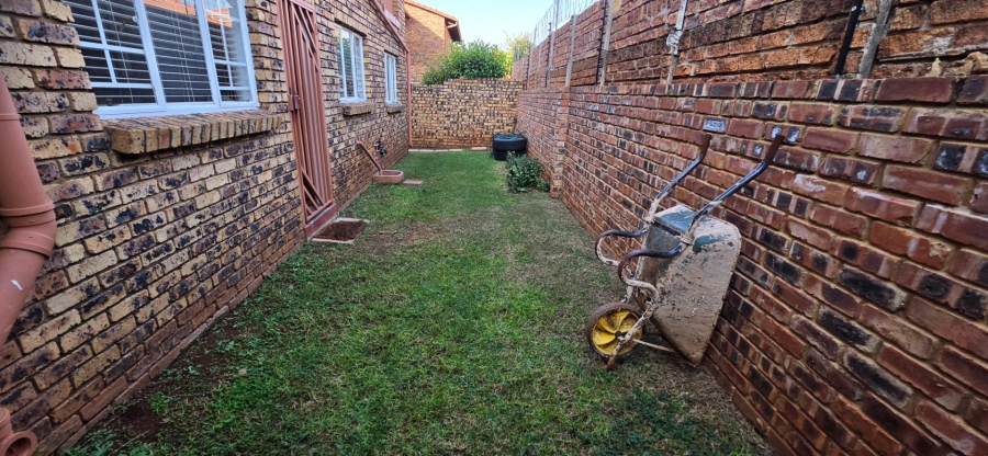 2 Bedroom Property for Sale in Magalieskruin Gauteng