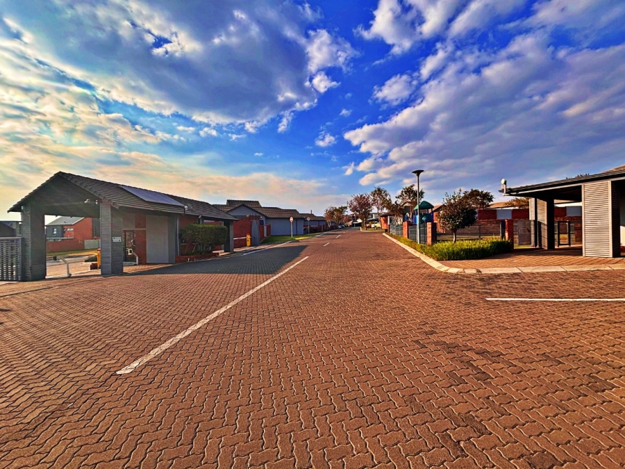 To Let 3 Bedroom Property for Rent in Amberfield Gauteng