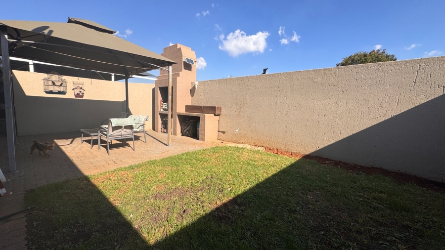 2 Bedroom Property for Sale in Three Rivers Proper Gauteng