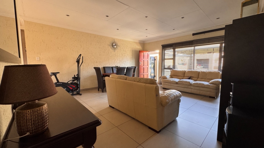 2 Bedroom Property for Sale in Three Rivers Proper Gauteng