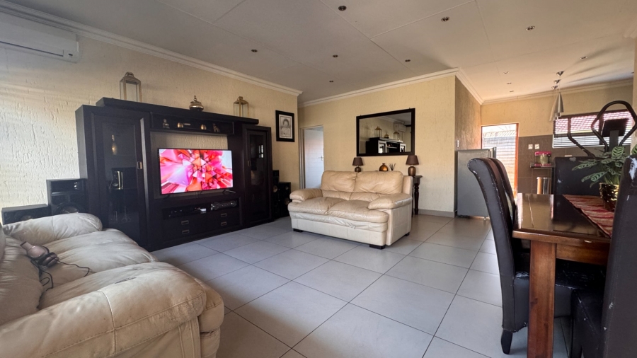 2 Bedroom Property for Sale in Three Rivers Proper Gauteng
