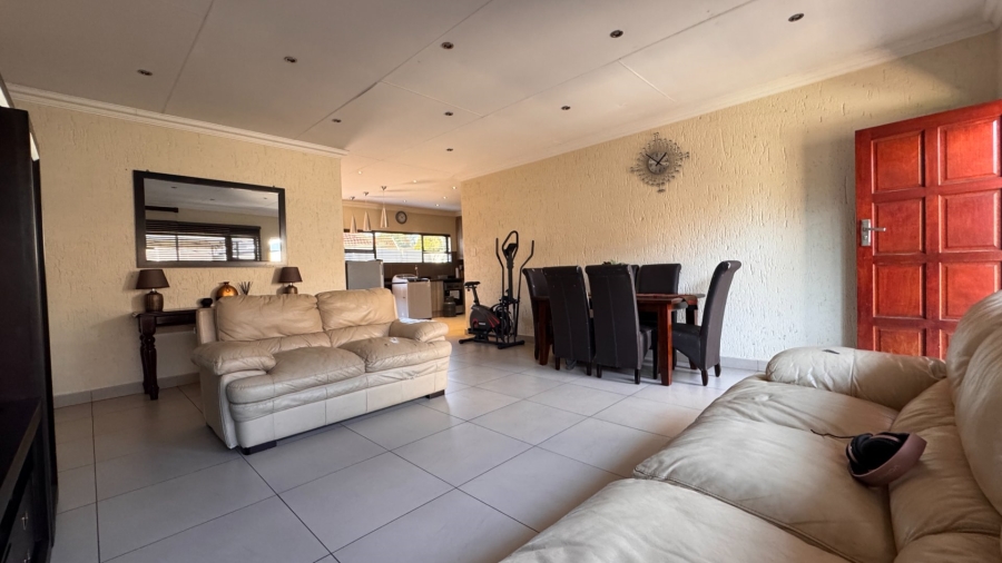 2 Bedroom Property for Sale in Three Rivers Proper Gauteng