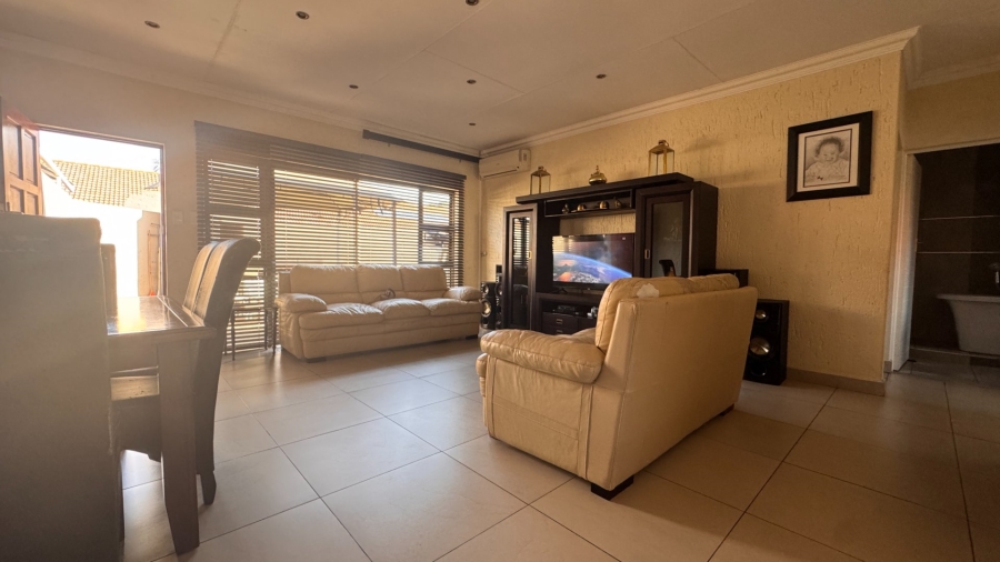 2 Bedroom Property for Sale in Three Rivers Proper Gauteng