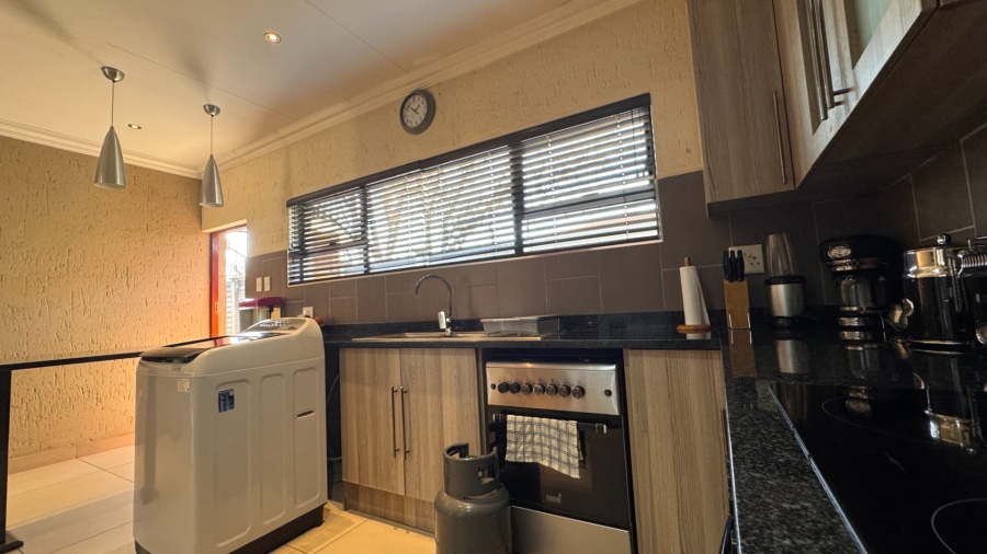 2 Bedroom Property for Sale in Three Rivers Proper Gauteng