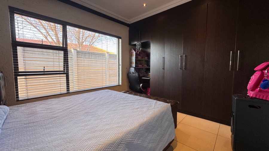 2 Bedroom Property for Sale in Three Rivers Proper Gauteng