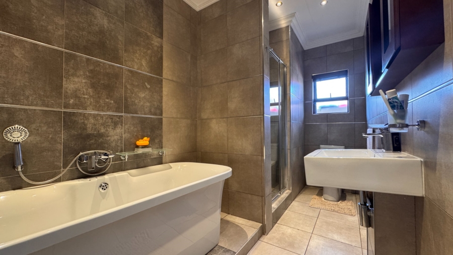 2 Bedroom Property for Sale in Three Rivers Proper Gauteng