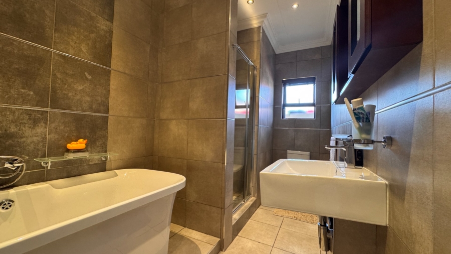 2 Bedroom Property for Sale in Three Rivers Proper Gauteng