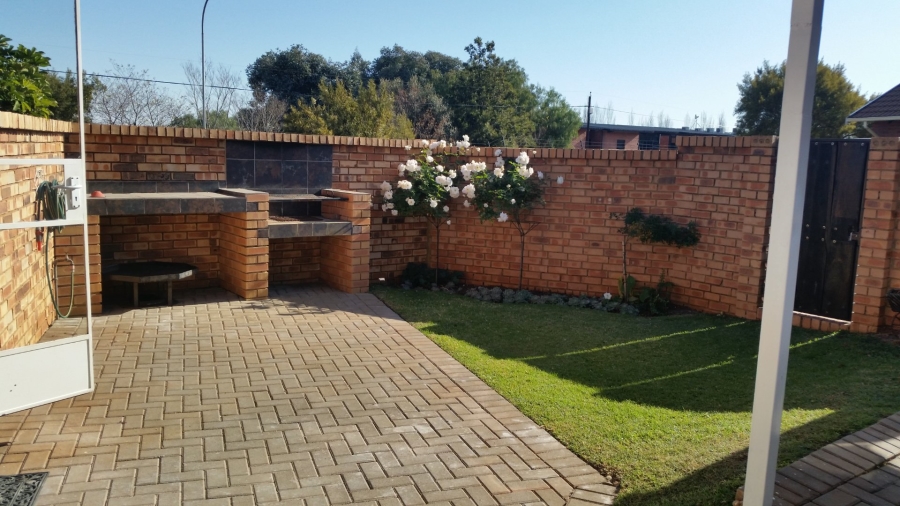 2 Bedroom Property for Sale in Die Hoewes Gauteng