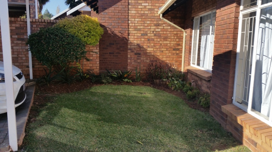 2 Bedroom Property for Sale in Die Hoewes Gauteng
