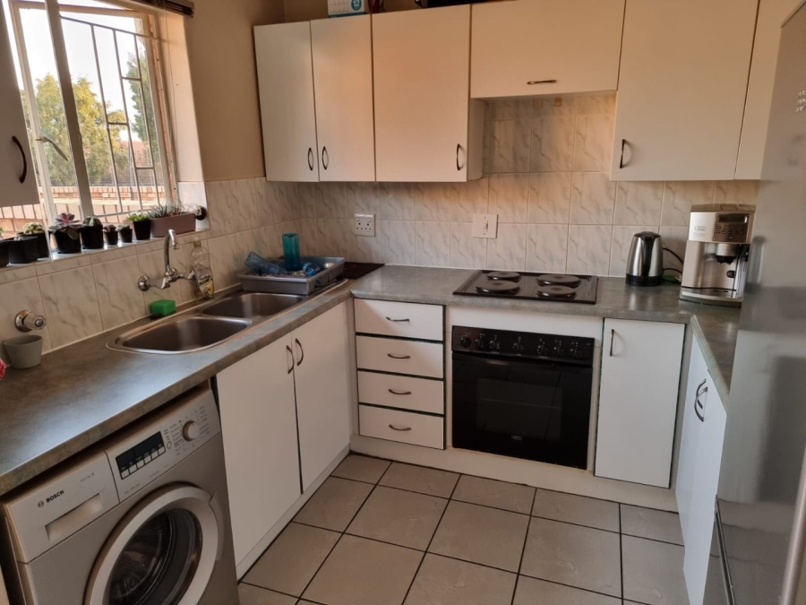 2 Bedroom Property for Sale in Die Hoewes Gauteng