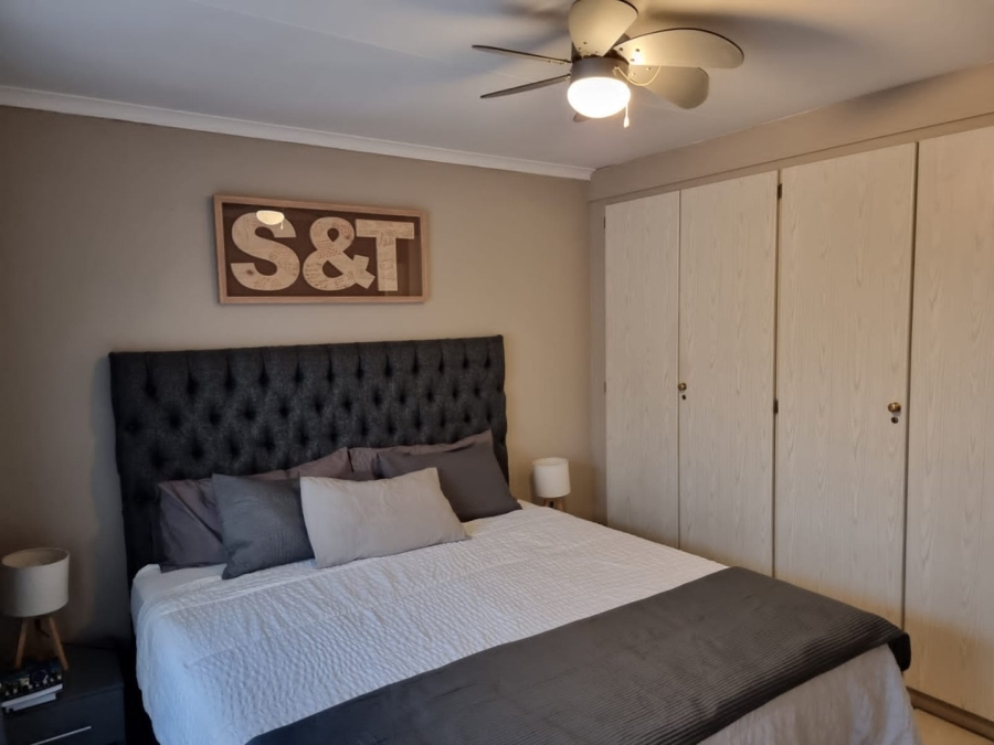 2 Bedroom Property for Sale in Die Hoewes Gauteng