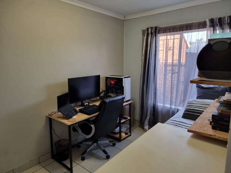 2 Bedroom Property for Sale in Die Hoewes Gauteng