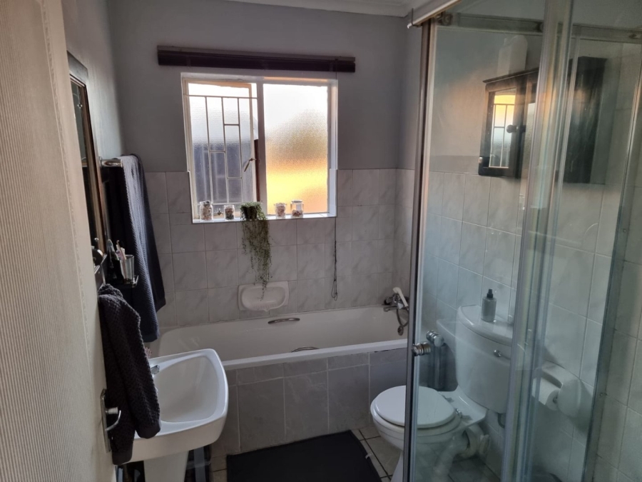 2 Bedroom Property for Sale in Die Hoewes Gauteng