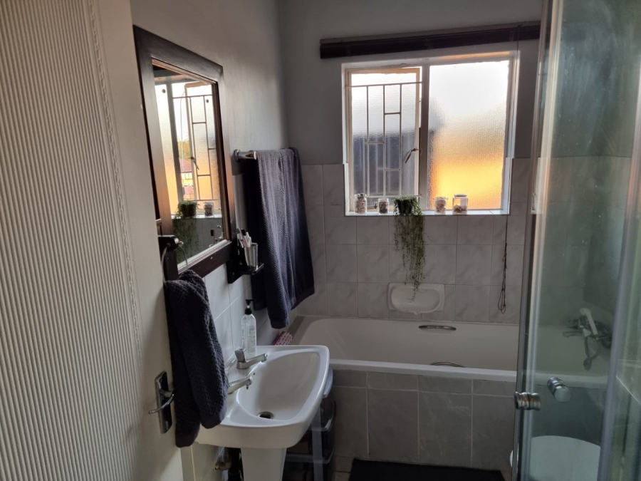 2 Bedroom Property for Sale in Die Hoewes Gauteng