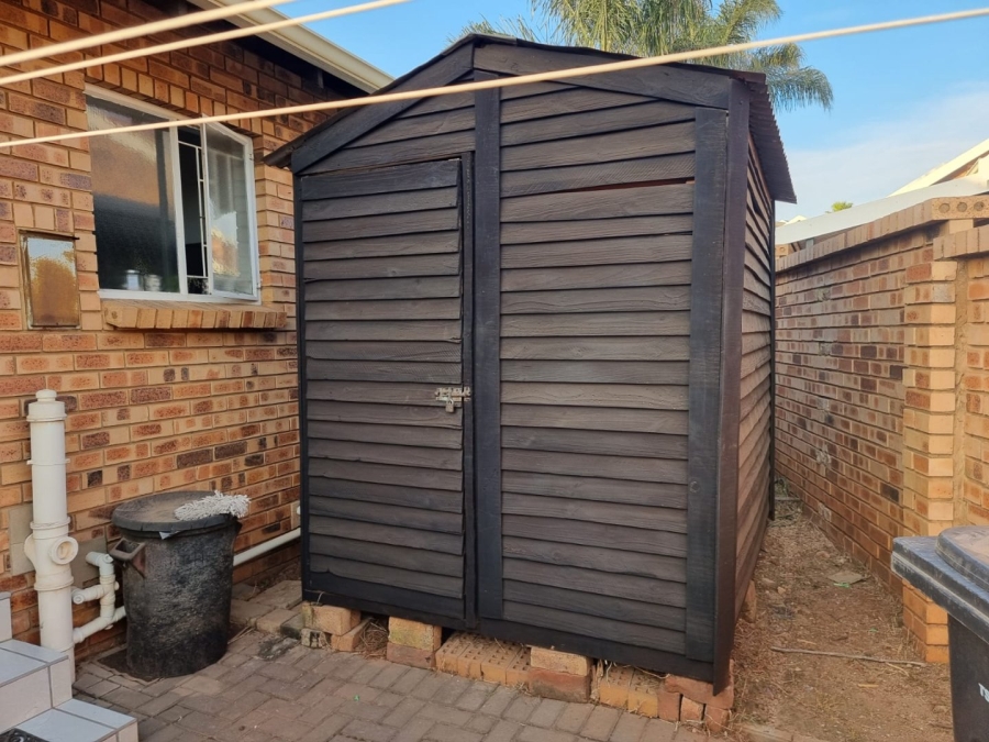 2 Bedroom Property for Sale in Die Hoewes Gauteng