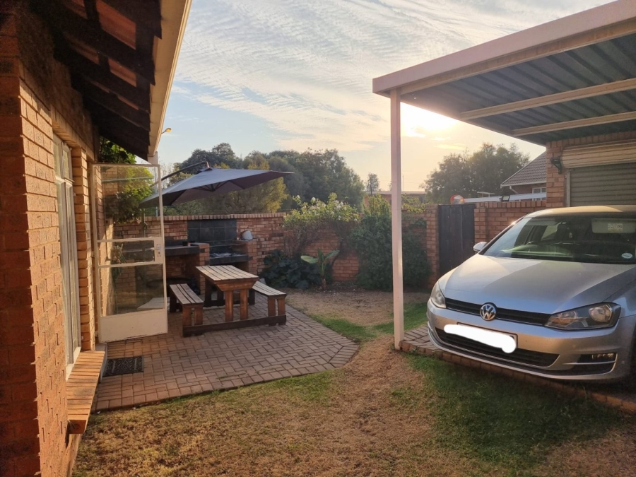 2 Bedroom Property for Sale in Die Hoewes Gauteng