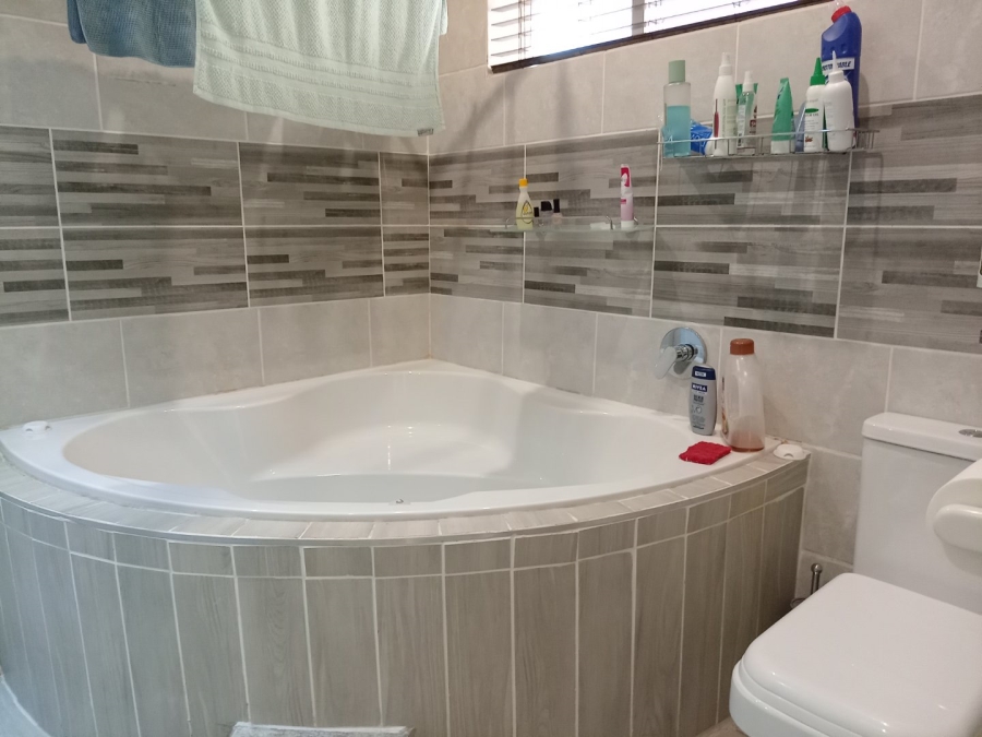 3 Bedroom Property for Sale in La Montagne Gauteng