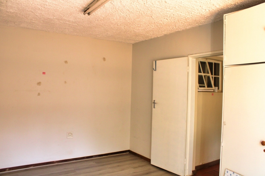  Bedroom Property for Sale in Waverley Gauteng