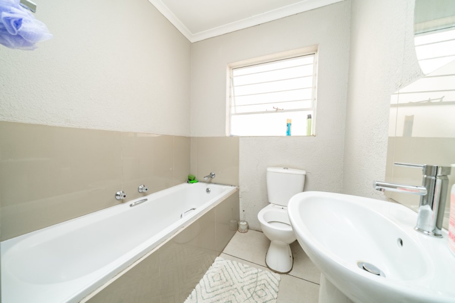 2 Bedroom Property for Sale in Corlett Gardens Gauteng