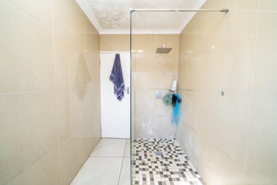 2 Bedroom Property for Sale in Corlett Gardens Gauteng