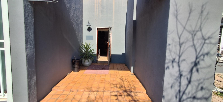 6 Bedroom Property for Sale in Garsfontein Gauteng