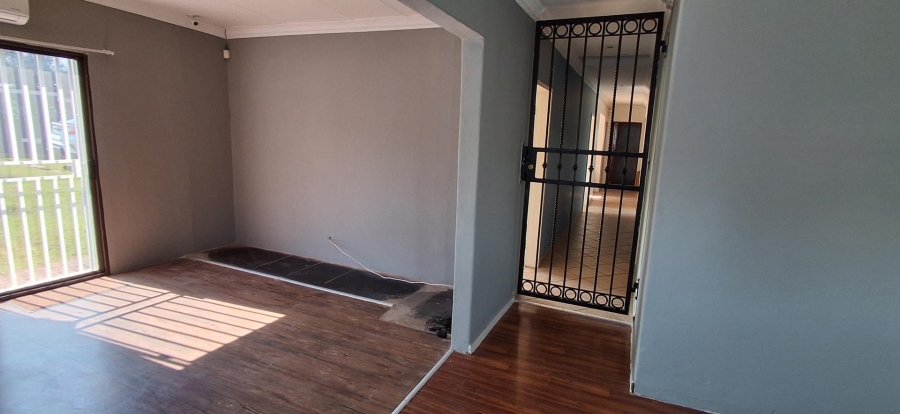 6 Bedroom Property for Sale in Garsfontein Gauteng