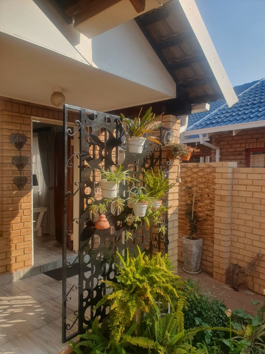 2 Bedroom Property for Sale in Eldoraigne Gauteng