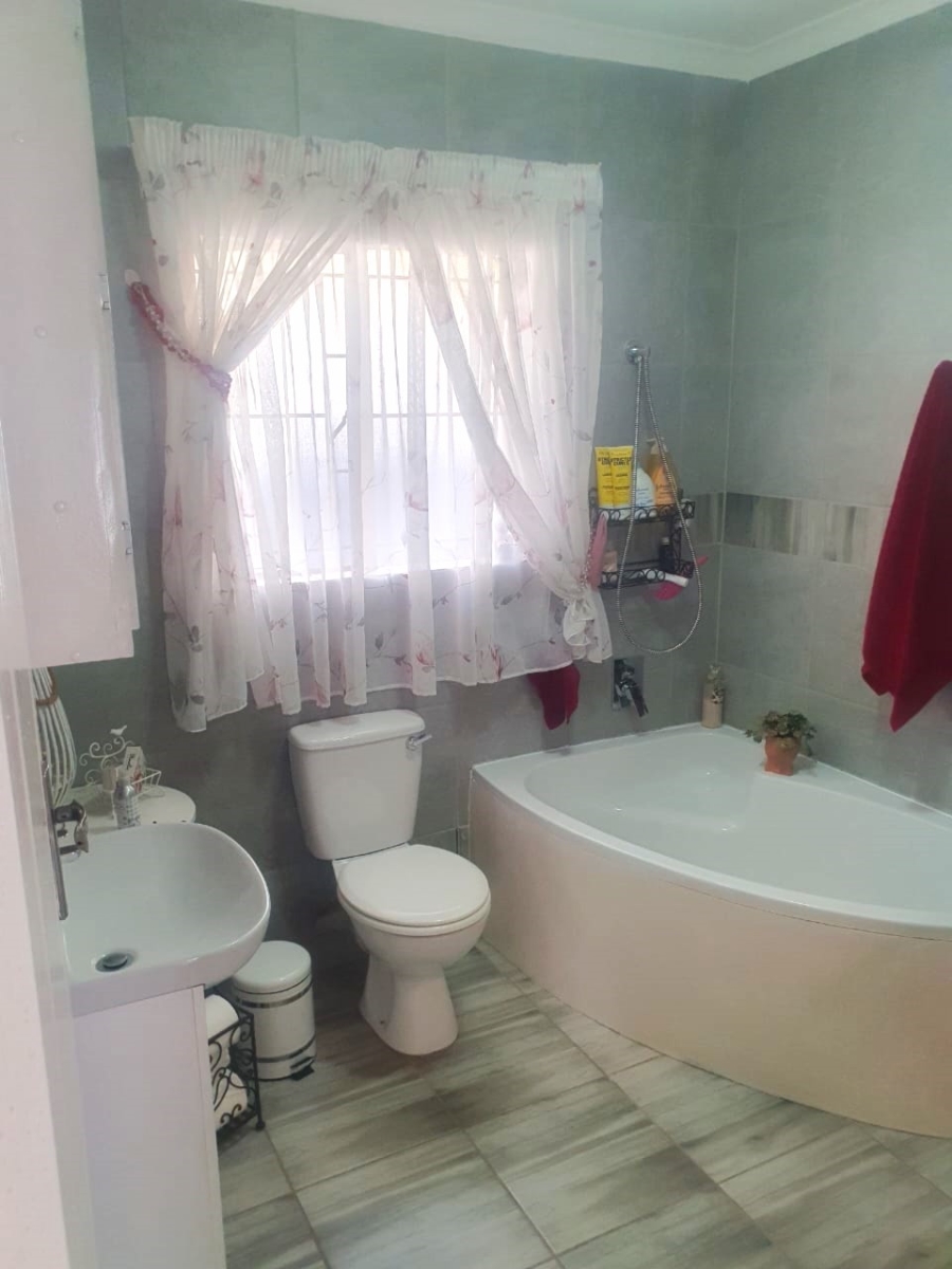 2 Bedroom Property for Sale in Eldoraigne Gauteng